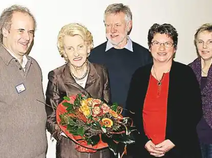 Der Vorstand bedankte sich bei Rosemarie W&ouml;bbeking (2. von links) f&uuml;r die gro&szlig;z&uuml;gige Unterst&uuml;tzung.