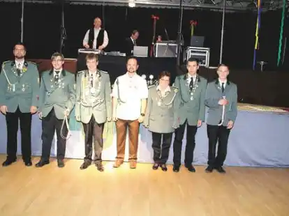 Das neue Wangerooger K&ouml;nigshaus: (von links) Christian Tholen, Tobias Hilbinger, Andr&eacute; Seewald, Erika Erdwien, Reent Stumpf und Nico Fliegenschmidt