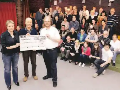 Scheck&uuml;bergabe (von links): Tanja Otto vom F&ouml;rderverein der Grundschule bekam den Scheck von Heiko Th&ouml;le zusammen mit Wilfried Wilken vom F&ouml;rderverein der Oberschule Ofenerdiek &uuml;berreicht.