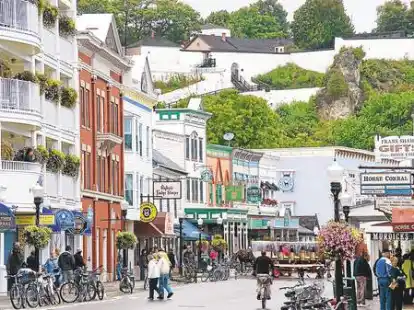 Hauptstra&szlig;e ohne Autos: Viele Urlauber kommen auch zum Einkaufen nach Mackinac Island.