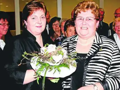 Anerkennung f&uuml;r 40-j&auml;hrige aktive Mitgliedschaft im Gemischten Chor Edewecht (von links): Vorsitzende Hille Lahring ehrte Dine Engelmann.