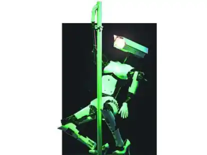 Technik macht das Leben einfacher &ndash; oder einfach nur Spa&szlig;: Ein Roboter tanzt an einem Stand auf der CeBIT an einer Stange und zieht die Blicke auf sich.