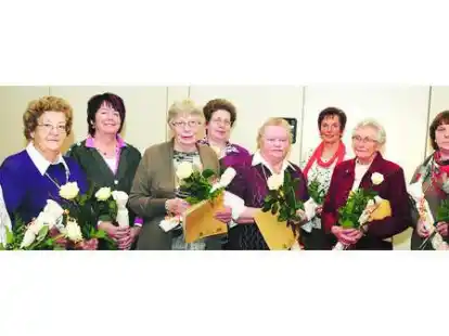 Ehrungen: (von links) Helene Feye, Christa Riggelsen, Ingrid Oltmann, Hanna Deepe, Anni Lankenau, Hella Bakenhus, Margret Hillen, Marianne Vierke, Irmtraud Schillm&uuml;ller und Elvi Gallus