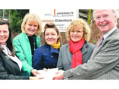 Die Freude war bei der Spenden&uuml;bergabe auf beiden Seiten (von links): Petra Czerner, Hiltja Leifert (beide Opferhilfe), Kerstin Koletschka, Cornelia de Vries (beide Wildwasser) und Dietmar Hemprich (Opferhilfe)Typisierungsaktion (v.l.): Nicole Otten, Anna Fennen (Vorsitzende des Vereins Leukin) und Inka Witthaus