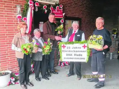 Gratulation vor der Kleiderkammer (von links): Anneliese Berding, Christel Lippert, J&uuml;rgen Vosteen, Doris Schneidereit und Bodo Struthoff.