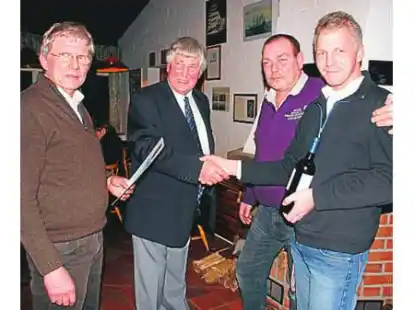 Heiko Amelsberg und Alfred Rausch gratulieren Herbert Gelzer und Manfred Waldenstein (von links).