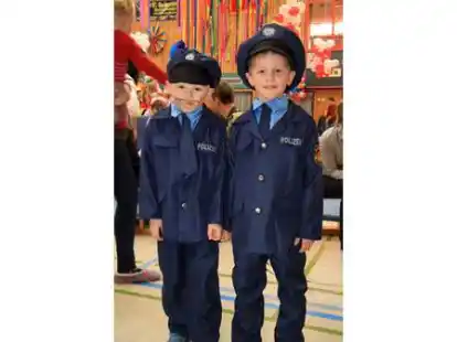 Ihren Nachwuchs sollt die Polizei vielleicht auf dem Kindersockenball des Oldenburger Turnerbunds suchen. Diese beiden jungen Beamtenanw&auml;rter d&uuml;rften sich voller Freude anbieten.