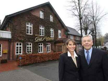 Inka und Heinrich (Heiner) Ahrmann, Inhaber Hotel Gut Altona. Heiner Ahrmann erh&auml;lt den MIT Wirtschaftspreis 2011. Wildeshauser Mittelstandsvereinigung. 16.02.2012