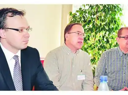 Schilderten, wie das Altenpflegeheim wieder eine Zukunft bekommen soll (von links): Berend B&ouml;hme und Friedrich Mohn. Rechts: Pflegedienstleiter Andreas Gr&ouml;ger.