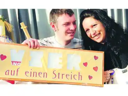 Gl&uuml;ckliche Eltern von eineiigen Vierlingen: Marcus und Janett Mehnert