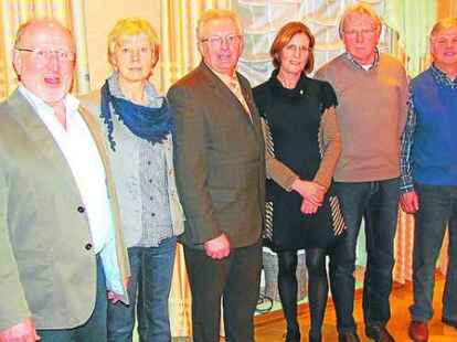 Viele Jahre beim Sportabzeichen dabei sind (von links) Rolf P&uuml;tz, Agnes P&uuml;tz, Clemens Nording, Monika D&uuml;ker, Kurt D&uuml;ker und Franz-Josef Anneken