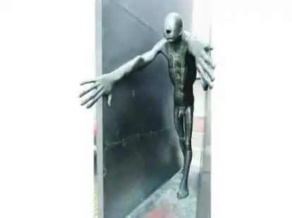 Aus der Enge: Die Skulptur des Bildhauers Waldemar Otto l&auml;dt vor dem Stadtmuseum zum Nachdenken ein.