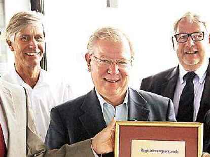 Das Reha-Zentrum Bad Zwischenahn ist jals einzige Reha-Klinik in Niedersachsen etzt EMAS-zertifiziert. Dar&uuml;ber freuen sich Bj&ouml;rn Schaeper (Oldenburgische IHK, von links), der das Zertifikat &uuml;berreichte, der &Auml;rztliche Direktor Dr. G&uuml;nter Dietz, Gesch&auml;ftsf&uuml;hrer Peter Schulze, Kaufm&auml;nnischer Direktor Ulrich Hegermann und die Umweltmanagement-Beauftragte Tanja Stubbe.