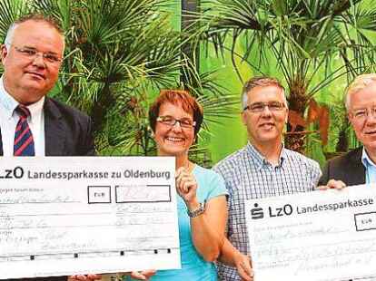 Das Reha-Zentrum Bad Zwischenahn ist jals einzige Reha-Klinik in Niedersachsen etzt EMAS-zertifiziert. Dar&uuml;ber freuen sich Bj&ouml;rn Schaeper (Oldenburgische IHK, von links), der das Zertifikat &uuml;berreichte, der &Auml;rztliche Direktor Dr. G&uuml;nter Dietz, Gesch&auml;ftsf&uuml;hrer Peter Schulze, Kaufm&auml;nnischer Direktor Ulrich Hegermann und die Umweltmanagement-Beauftragte Tanja Stubbe.