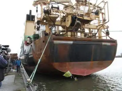 Vier Aktivisten der Umweltorganisation Greenpeace verhinderten in Bremerhaven das Auslaufen des Fangfabrikschiffes 