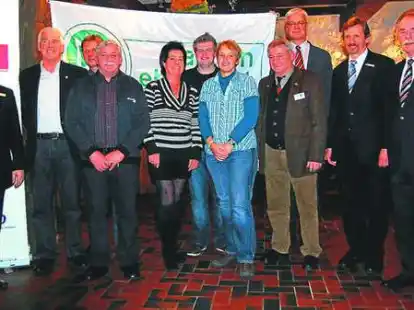 Gruppenbild der geehrten Ammerl&auml;nder Vereinssportler zusammen mit Wolfgang Mickelat, Arno Schilling (von rechts), einem Vertreter des Sponsors LzO (links) und weiteren Mitgliedern des Fu&szlig;ball-Kreisvorstands.