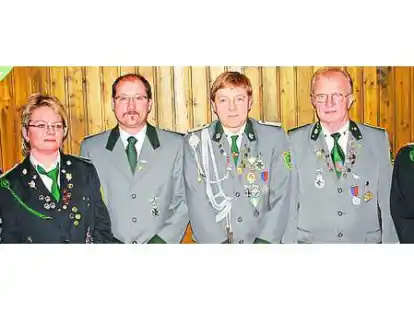 Der neue Vorstand: (von links) Sportleiter Ro&shy;land Siegmund und Iris Hoffmann, Kassenwart Carsten Hoffmann, Hauptmann Edgar Schuster, Pr&auml;sident Folkert Eyhusen und Schriftf&uuml;hrerin Angela Schuster.