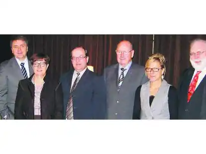 Vorstand und G&auml;ste: (von links) Schriftf&uuml;hrer Rainer Zemke, SPD-Ratsherr und Landtagsabgeordneter J&uuml;rgen Krogmann, Dezernentin Dagmar Sachse, B&uuml;rgervereinsvorsitzender Nils Krummacker, Schatzmeister Werner Renken, Sabine Cupin und Bernd Bischoff (beide SPD-Fraktion) sowie Klaus Raschke (CDU-Fraktion)