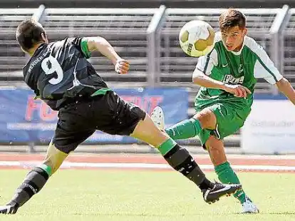 An Einsatz mangelte es nicht: Die U&thinsp;17 des VfL (gr&uuml;nes Trikot) &uuml;berzeugte gegen den Werder-Nachwuchs
