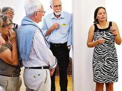 Ein letztes Mal f&uuml;hrte Galerie-Leiterin Annett Reckert (rechts) Besucher durch die Ausstellung &bdquo;Ab in die Ecke&ldquo;.