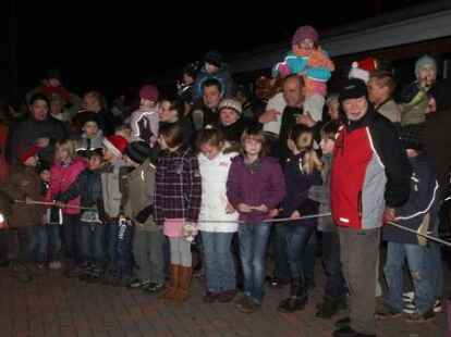 Gut besucht war der Nikolausmarkt in Metjendorf. H&ouml;hepunkt vor allem f&uuml;r die Kinder war wieder die Ankunft von Nikolaus und Knecht Ruprecht, die T&uuml;ten mit Leckereien dabei hatten.