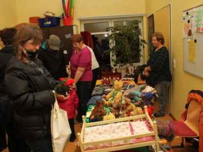 Gut besucht war der Nikolausmarkt in Metjendorf. H&ouml;hepunkt vor allem f&uuml;r die Kinder war wieder die Ankunft von Nikolaus und Knecht Ruprecht, die T&uuml;ten mit Leckereien dabei hatten.