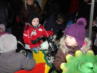 Gut besucht war der Nikolausmarkt in Metjendorf. H&ouml;hepunkt vor allem f&uuml;r die Kinder war wieder die Ankunft von Nikolaus und Knecht Ruprecht, die T&uuml;ten mit Leckereien dabei hatten.
