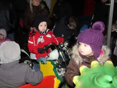 Gut besucht war der Nikolausmarkt in Metjendorf. H&ouml;hepunkt vor allem f&uuml;r die Kinder war wieder die Ankunft von Nikolaus und Knecht Ruprecht, die T&uuml;ten mit Leckereien dabei hatten.
