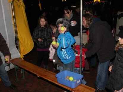Gut besucht war der Nikolausmarkt in Metjendorf. H&ouml;hepunkt vor allem f&uuml;r die Kinder war wieder die Ankunft von Nikolaus und Knecht Ruprecht, die T&uuml;ten mit Leckereien dabei hatten.