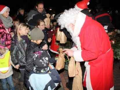 Gut besucht war der Nikolausmarkt in Metjendorf. H&ouml;hepunkt vor allem f&uuml;r die Kinder war wieder die Ankunft von Nikolaus und Knecht Ruprecht, die T&uuml;ten mit Leckereien dabei hatten.