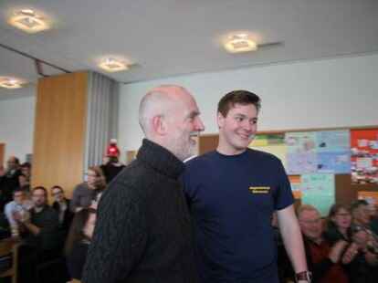 Der Abschied war bewegend: Viele Freunde, Bekannte und Weggef&auml;hrten aus fast 25-j&auml;hriger Arbeit verabschiedeten sich am Wochenende in Edewecht offiziell von Volker Austein. Das vielf&auml;ltige Wirken des Diakons im Evangelischen Kreisjugenddienst Ammerland und des Ansprechpartners f&uuml;r die Jugendarbeit in den lutherischen Kirchengemeinde Edewecht und Friedrichsfehn/Petersfehen wurden in einem Festgottesdienst und bei einem anschlie&szlig;enden Empfang im 