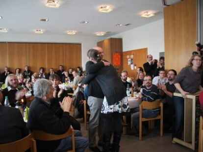 Der Abschied war bewegend: Viele Freunde, Bekannte und Weggef&auml;hrten aus fast 25-j&auml;hriger Arbeit verabschiedeten sich am Wochenende in Edewecht offiziell von Volker Austein. Das vielf&auml;ltige Wirken des Diakons im Evangelischen Kreisjugenddienst Ammerland und des Ansprechpartners f&uuml;r die Jugendarbeit in den lutherischen Kirchengemeinde Edewecht und Friedrichsfehn/Petersfehen wurden in einem Festgottesdienst und bei einem anschlie&szlig;enden Empfang im 