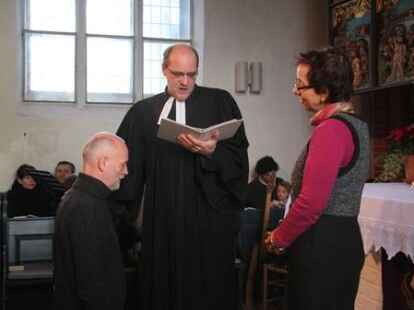 Der Abschied war bewegend: Viele Freunde, Bekannte und Weggef&auml;hrten aus fast 25-j&auml;hriger Arbeit verabschiedeten sich am Wochenende in Edewecht offiziell von Volker Austein. Das vielf&auml;ltige Wirken des Diakons im Evangelischen Kreisjugenddienst Ammerland und des Ansprechpartners f&uuml;r die Jugendarbeit in den lutherischen Kirchengemeinde Edewecht und Friedrichsfehn/Petersfehen wurden in einem Festgottesdienst und bei einem anschlie&szlig;enden Empfang im 