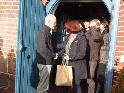 Der Abschied war bewegend: Viele Freunde, Bekannte und Weggef&auml;hrten aus fast 25-j&auml;hriger Arbeit verabschiedeten sich am Wochenende in Edewecht offiziell von Volker Austein. Das vielf&auml;ltige Wirken des Diakons im Evangelischen Kreisjugenddienst Ammerland und des Ansprechpartners f&uuml;r die Jugendarbeit in den lutherischen Kirchengemeinde Edewecht und Friedrichsfehn/Petersfehen wurden in einem Festgottesdienst und bei einem anschlie&szlig;enden Empfang im 