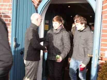 Der Abschied war bewegend: Viele Freunde, Bekannte und Weggef&auml;hrten aus fast 25-j&auml;hriger Arbeit verabschiedeten sich am Wochenende in Edewecht offiziell von Volker Austein. Das vielf&auml;ltige Wirken des Diakons im Evangelischen Kreisjugenddienst Ammerland und des Ansprechpartners f&uuml;r die Jugendarbeit in den lutherischen Kirchengemeinde Edewecht und Friedrichsfehn/Petersfehen wurden in einem Festgottesdienst und bei einem anschlie&szlig;enden Empfang im 