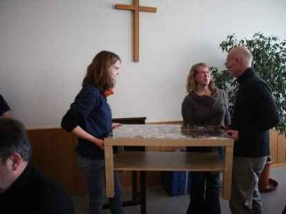 Der Abschied war bewegend: Viele Freunde, Bekannte und Weggef&auml;hrten aus fast 25-j&auml;hriger Arbeit verabschiedeten sich am Wochenende in Edewecht offiziell von Volker Austein. Das vielf&auml;ltige Wirken des Diakons im Evangelischen Kreisjugenddienst Ammerland und des Ansprechpartners f&uuml;r die Jugendarbeit in den lutherischen Kirchengemeinde Edewecht und Friedrichsfehn/Petersfehen wurden in einem Festgottesdienst und bei einem anschlie&szlig;enden Empfang im 