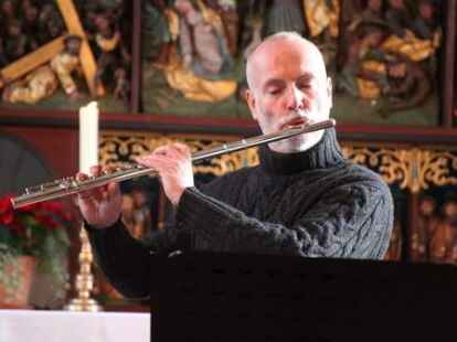 Der Abschied war bewegend: Viele Freunde, Bekannte und Weggef&auml;hrten aus fast 25-j&auml;hriger Arbeit verabschiedeten sich am Wochenende in Edewecht offiziell von Volker Austein. Das vielf&auml;ltige Wirken des Diakons im Evangelischen Kreisjugenddienst Ammerland und des Ansprechpartners f&uuml;r die Jugendarbeit in den lutherischen Kirchengemeinde Edewecht und Friedrichsfehn/Petersfehen wurden in einem Festgottesdienst und bei einem anschlie&szlig;enden Empfang im 