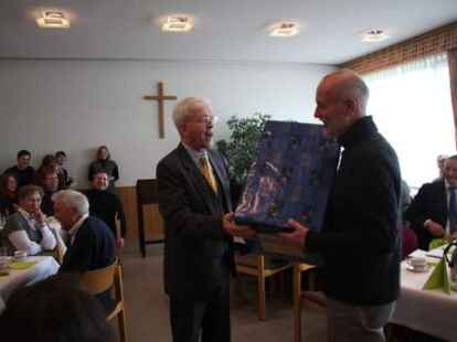 Der Abschied war bewegend: Viele Freunde, Bekannte und Weggef&auml;hrten aus fast 25-j&auml;hriger Arbeit verabschiedeten sich am Wochenende in Edewecht offiziell von Volker Austein. Das vielf&auml;ltige Wirken des Diakons im Evangelischen Kreisjugenddienst Ammerland und des Ansprechpartners f&uuml;r die Jugendarbeit in den lutherischen Kirchengemeinde Edewecht und Friedrichsfehn/Petersfehen wurden in einem Festgottesdienst und bei einem anschlie&szlig;enden Empfang im 