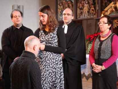 Der Abschied war bewegend: Viele Freunde, Bekannte und Weggef&auml;hrten aus fast 25-j&auml;hriger Arbeit verabschiedeten sich am Wochenende in Edewecht offiziell von Volker Austein. Das vielf&auml;ltige Wirken des Diakons im Evangelischen Kreisjugenddienst Ammerland und des Ansprechpartners f&uuml;r die Jugendarbeit in den lutherischen Kirchengemeinde Edewecht und Friedrichsfehn/Petersfehen wurden in einem Festgottesdienst und bei einem anschlie&szlig;enden Empfang im 