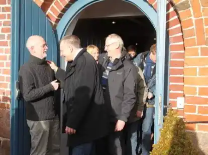 Der Abschied war bewegend: Viele Freunde, Bekannte und Weggef&auml;hrten aus fast 25-j&auml;hriger Arbeit verabschiedeten sich am Wochenende in Edewecht offiziell von Volker Austein. Das vielf&auml;ltige Wirken des Diakons im Evangelischen Kreisjugenddienst Ammerland und des Ansprechpartners f&uuml;r die Jugendarbeit in den lutherischen Kirchengemeinde Edewecht und Friedrichsfehn/Petersfehen wurden in einem Festgottesdienst und bei einem anschlie&szlig;enden Empfang im 