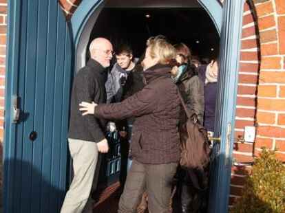 Der Abschied war bewegend: Viele Freunde, Bekannte und Weggef&auml;hrten aus fast 25-j&auml;hriger Arbeit verabschiedeten sich am Wochenende in Edewecht offiziell von Volker Austein. Das vielf&auml;ltige Wirken des Diakons im Evangelischen Kreisjugenddienst Ammerland und des Ansprechpartners f&uuml;r die Jugendarbeit in den lutherischen Kirchengemeinde Edewecht und Friedrichsfehn/Petersfehen wurden in einem Festgottesdienst und bei einem anschlie&szlig;enden Empfang im 