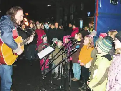 Auftritt vor gro&szlig;en Publikum: Martin von Maydell (links) sang mit seinen Chorkindern