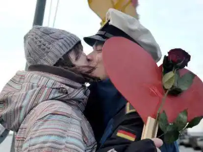 Obermaat Toni Bors begr&uuml;&szlig;t am Freitag nach dem Einlaufen der Fregatte 