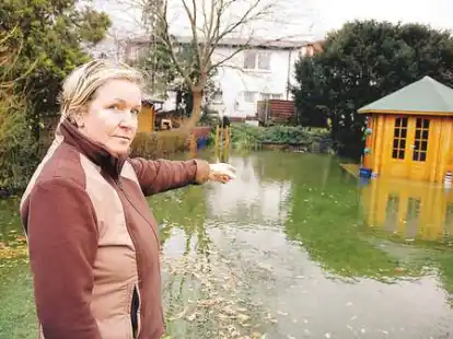 Isabella Wuthe in ihrem Garten in der Raiffeisenstra&szlig;e 34. Mit einem Kanu k&ouml;nnte sie auch zu ihrem Gartenhaus gelangen.