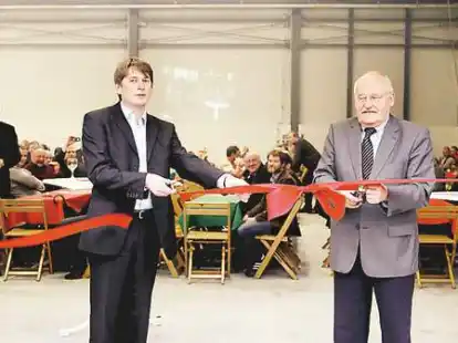 Dynapac-Gesch&auml;ftsf&uuml;hrer Thorsten Bode (links) und der stellvertretende B&uuml;rgermeister Detlef Sonnenberg er&ouml;ffneten die neue Produktionshalle.