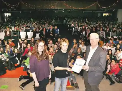 Sch&uuml;ler helfen in Somalia (v. links): Auf der Weihnachtsfeier der C&auml;cilienschule &uuml;bergaben die Sch&uuml;lervertreter Anne Hochartz und Fynn Adomeit 3112 Euro an Ludger Niehaus (Caritas), der sich mit einer Urkunde daf&uuml;r bedankte. Gratulation: