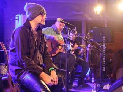Beim ausverkauften Konzert in der Jugendherberge Jever begeisterten Wingenfelder:Wingenfelder und ihre G&auml;ste der S&auml;nger Dirk Darmstaedter und der S&auml;nger Johannes Strate ( Revolverheld) die Zuh&ouml;rer.