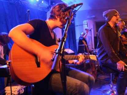 Beim ausverkauften Konzert in der Jugendherberge Jever begeisterten Wingenfelder:Wingenfelder und ihre G&auml;ste der S&auml;nger Dirk Darmstaedter und der S&auml;nger Johannes Strate ( Revolverheld) die Zuh&ouml;rer.