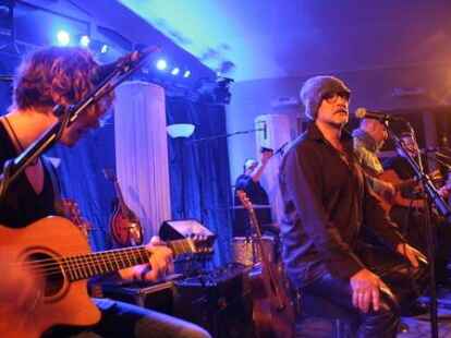 Beim ausverkauften Konzert in der Jugendherberge Jever begeisterten Wingenfelder:Wingenfelder und ihre G&auml;ste der S&auml;nger Dirk Darmstaedter und der S&auml;nger Johannes Strate ( Revolverheld) die Zuh&ouml;rer.