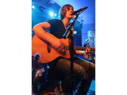 Beim ausverkauften Konzert in der Jugendherberge Jever begeisterten Wingenfelder:Wingenfelder und ihre G&auml;ste der S&auml;nger Dirk Darmstaedter und der S&auml;nger Johannes Strate ( Revolverheld) die Zuh&ouml;rer.